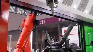 3次元レーザー加工機（切断加工、16軸2ステーション）